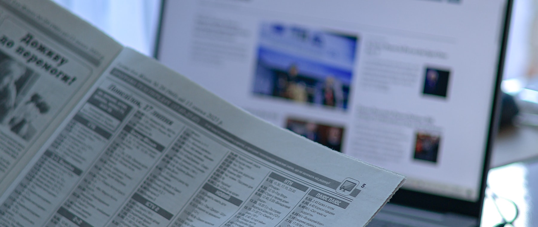 Journal ouvert à côté d'un ordinateur portable sur un bureau