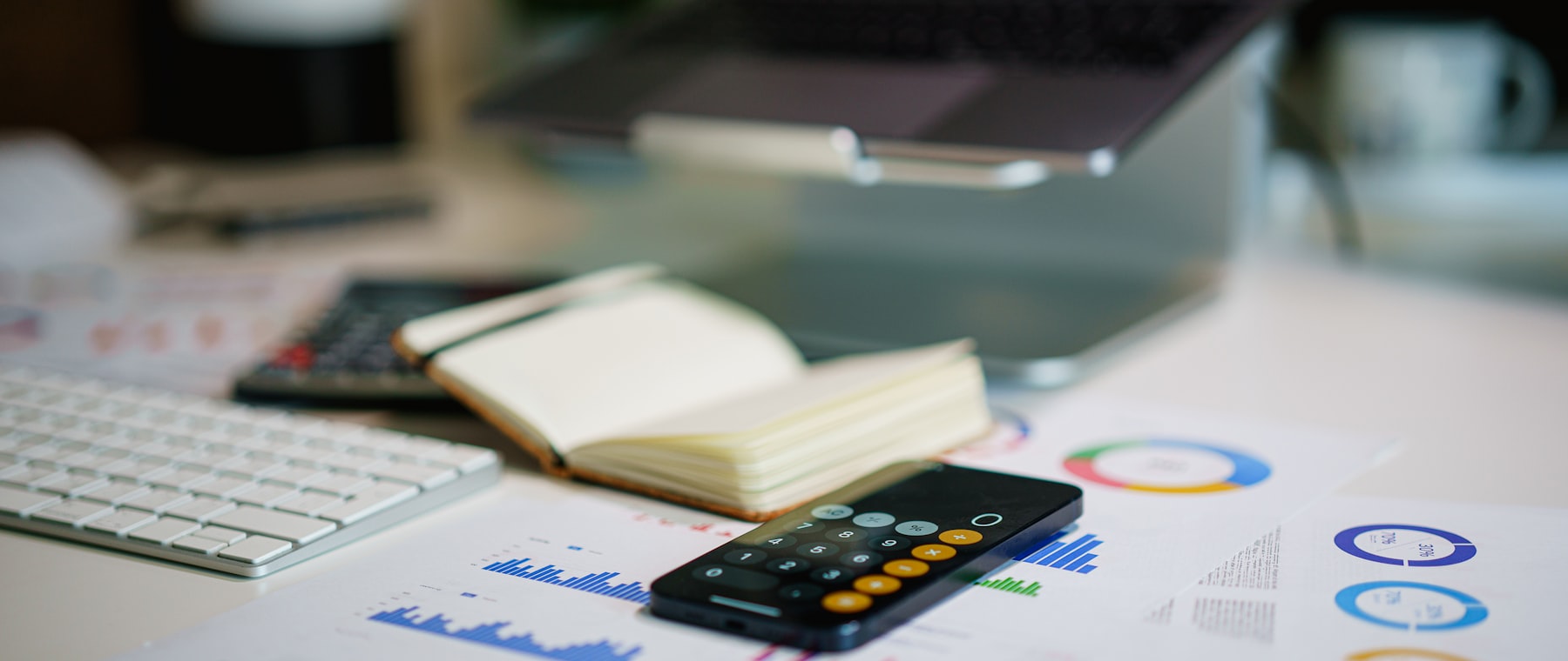 Bureau professionnel avec graphiques financiers et smartphone