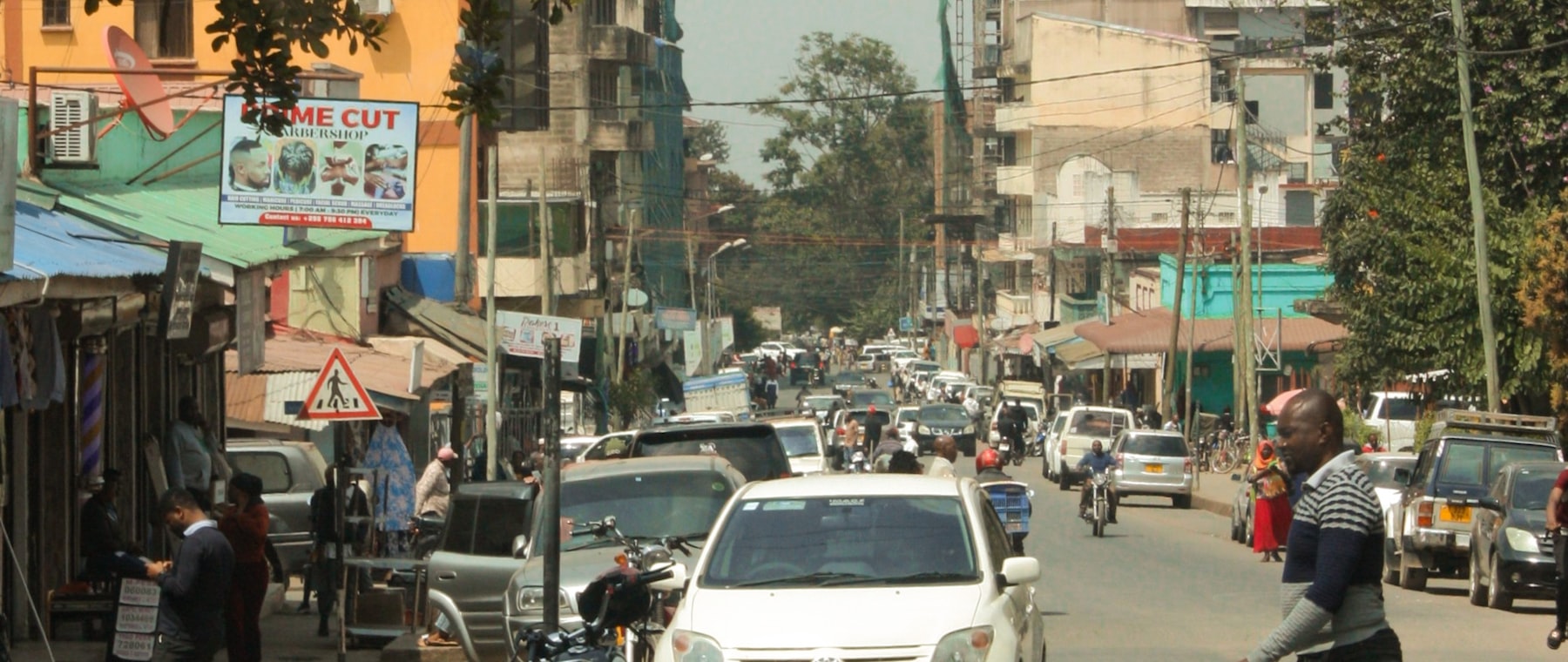 Rue animée d'une ville africaine illustrant la diversité des métiers
